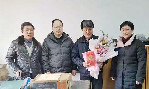 浙江省國防工業(yè)工會徐航主任、王哲（副處級調研員）代表省國防工業(yè)工會來公司慰問全國勞動模范余昌琴和困難職工。